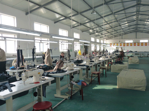 工(gong)作(zuo)服(fu)生産(chan)車間(jian)